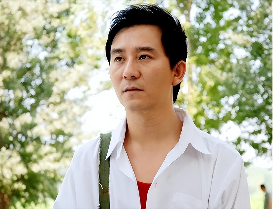 回顾演员赵毅对婚姻不愿将就48岁仍未婚父母为了他失眠流泪