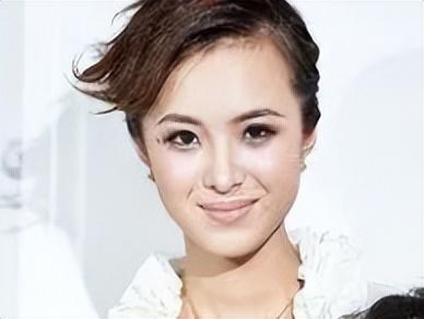 王萌萌的发展一直都有明确的规划,从小就是父母的掌上明珠.