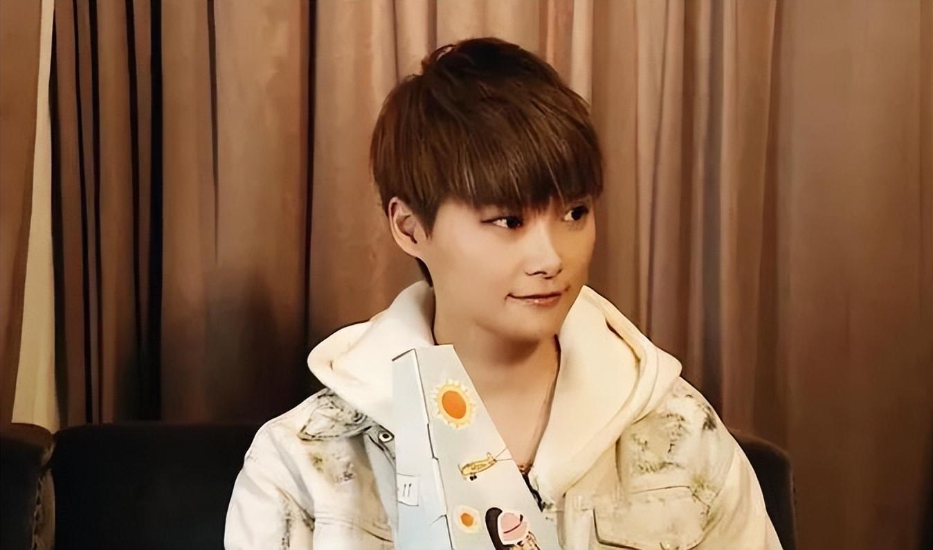 回顾李宇春以中性造型出名后男婚女嫁成了父母的心病