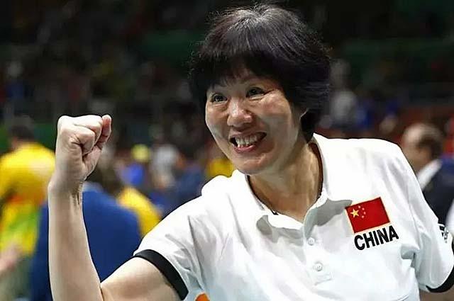 2019年袁伟民与老女排齐聚,孙晋芳率12人捧场,得意弟子郎平缺席