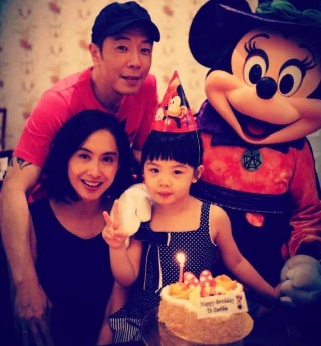 回顾52岁朱茵现状曝光住深山残屋开97年破车昔日女神怎么了