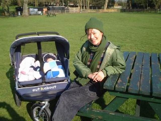 回顾前央视主持赴英留学生子离婚后独自带两娃结果如何