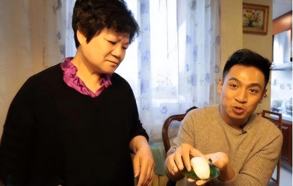 回顾央视主播何岩柯含泪拯救母亲将爱扩散今40岁未婚也幸福