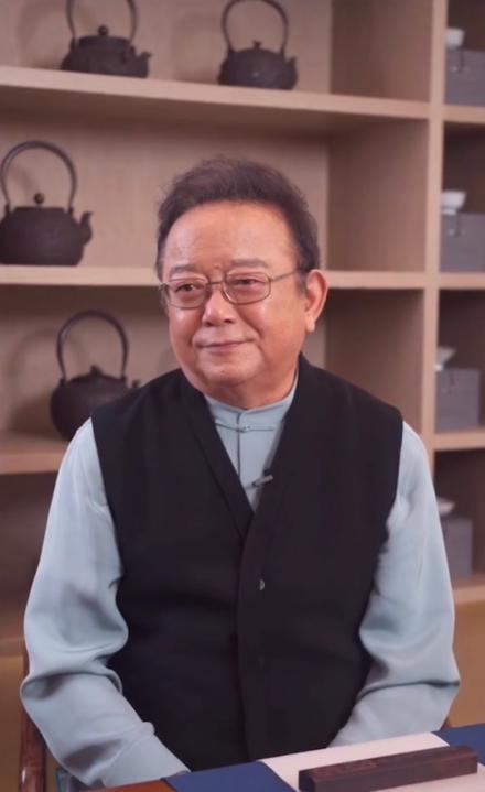 回顾75岁王刚外孙和儿子同上高中白发显老态妻子仍风韵犹存