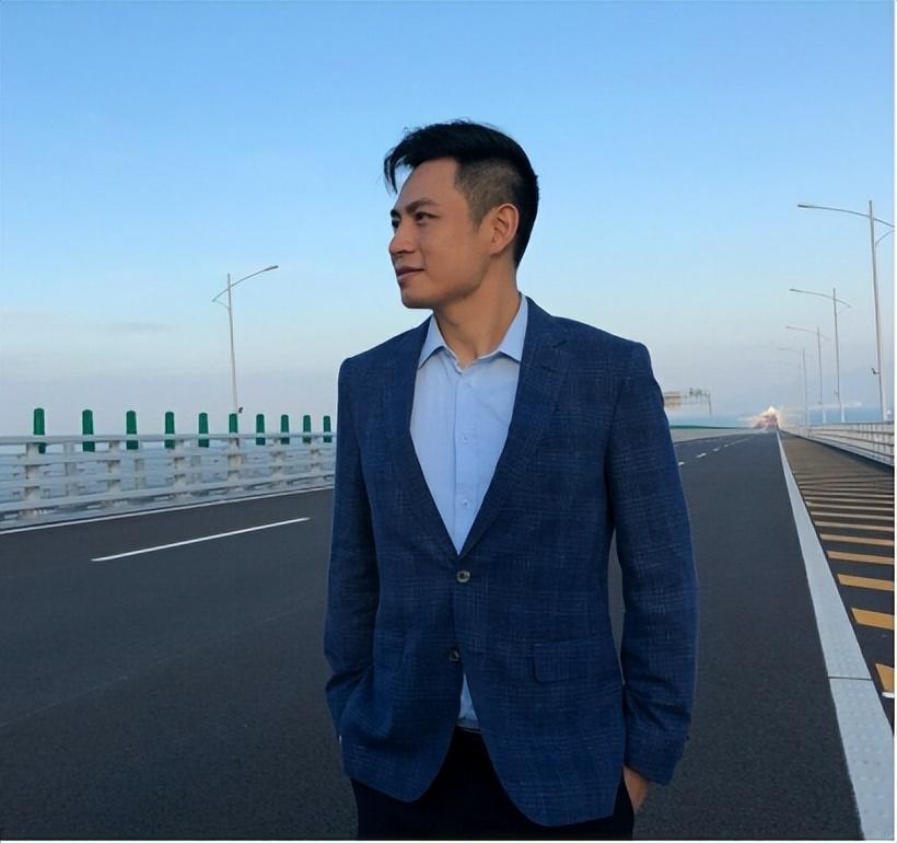 回顾央视主播何岩柯含泪拯救母亲将爱扩散今40岁未婚也幸福