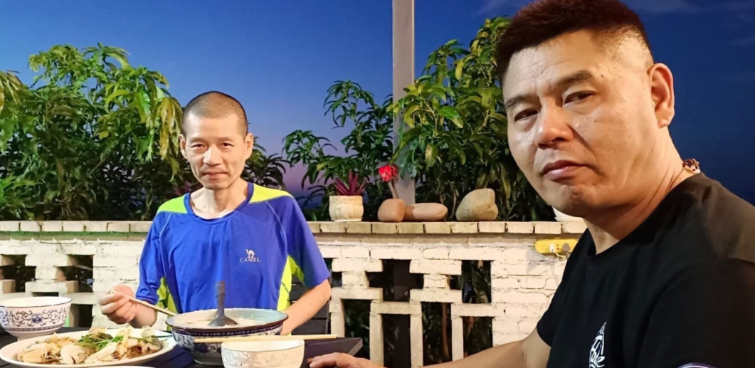 粱成和贺湘闽是初中同班同学,不过本来的交情并不深厚,只能算的上是