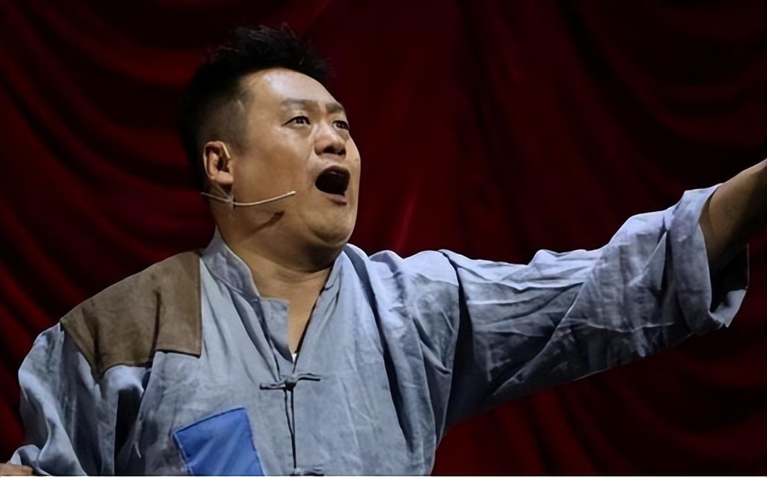 回顾宋晓峰:30岁娶初恋,结婚15年生一女,赵家班中清醒的一个