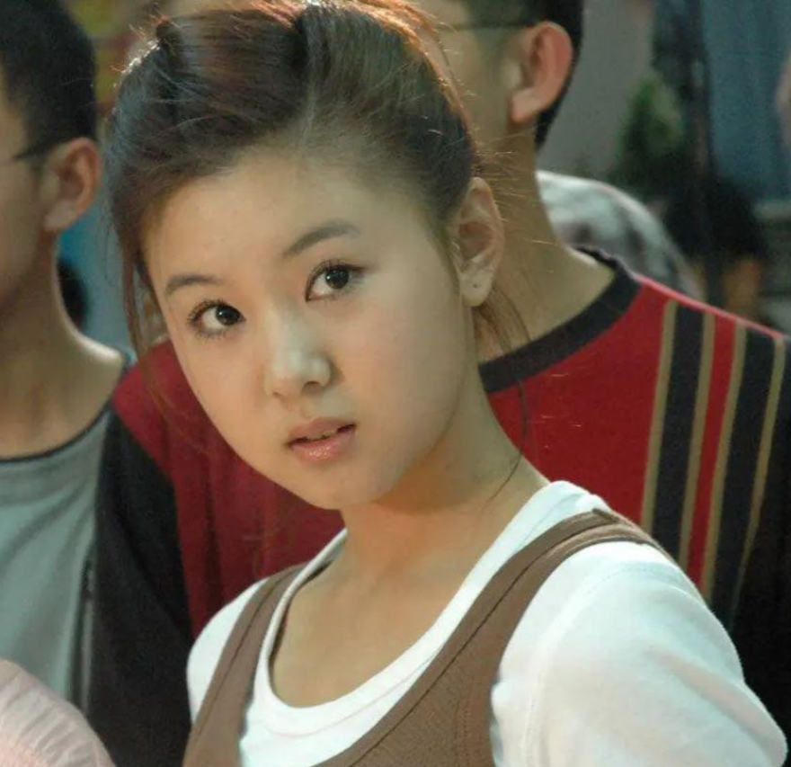 回顾李小萌出道22年与王雷相爱16年生二子生活幸福甜蜜