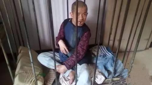 回顾河南母亲笼中养儿45年不离弃坚持喂养如今怎样了