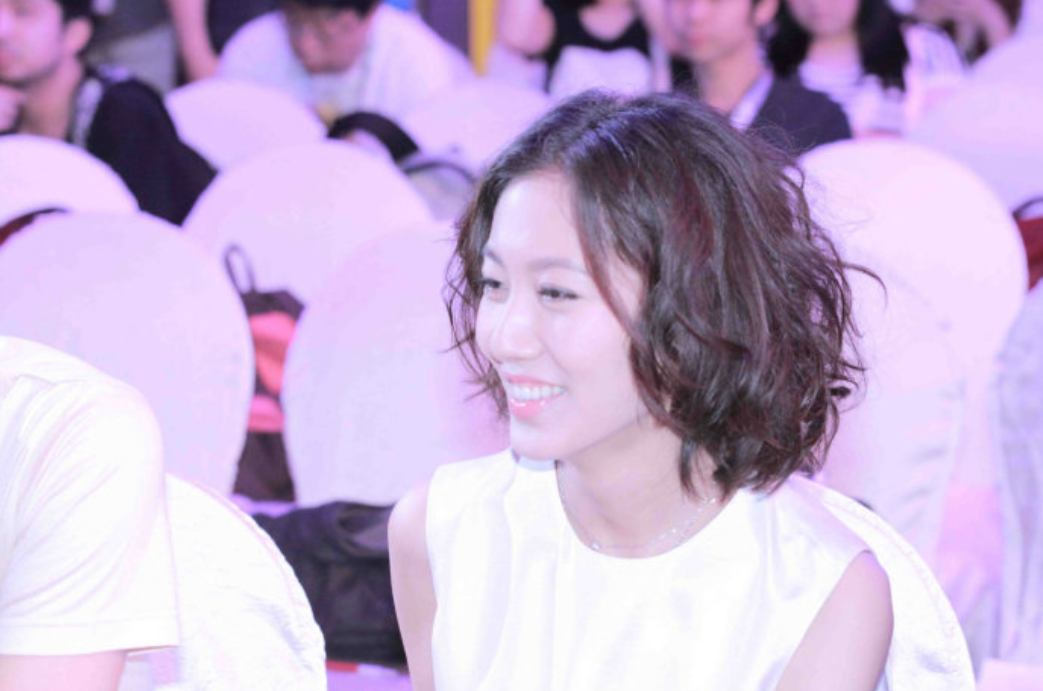 回顾高露当红时低调嫁圈外丈夫婚后儿女双全一家四口幸福甜蜜