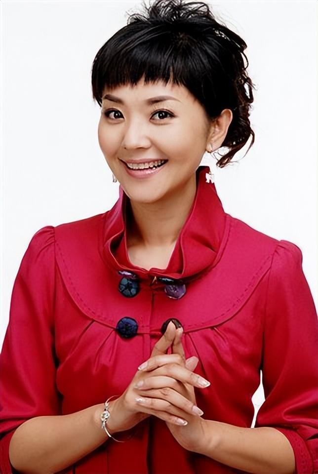 回顾主持人方琼嫁大8岁领导为闪婚大丈夫生儿子活成人生赢家