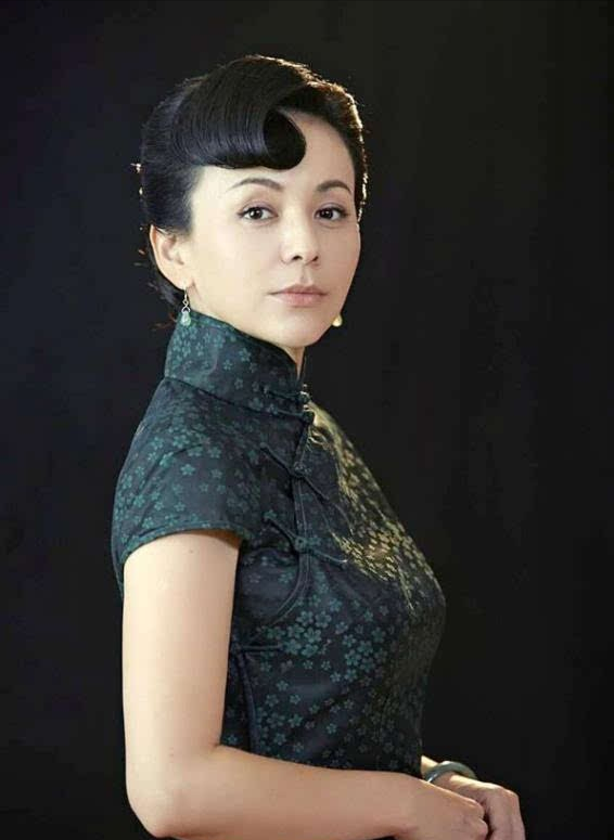 回顾王琳两段豪门婚姻都有创伤离婚后独自带娃52岁仍单身