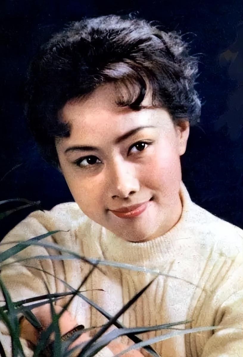 回顾演员黄梅莹命运坎坷嫁给金鑫后苦尽甘来恩爱38年生一子