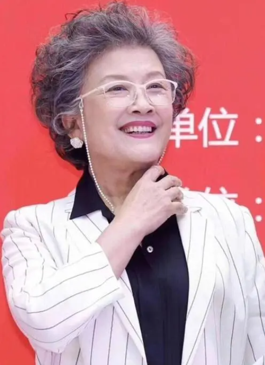 回顾国家演员宋春丽为拍戏放弃生子55岁领养女儿后怎样了