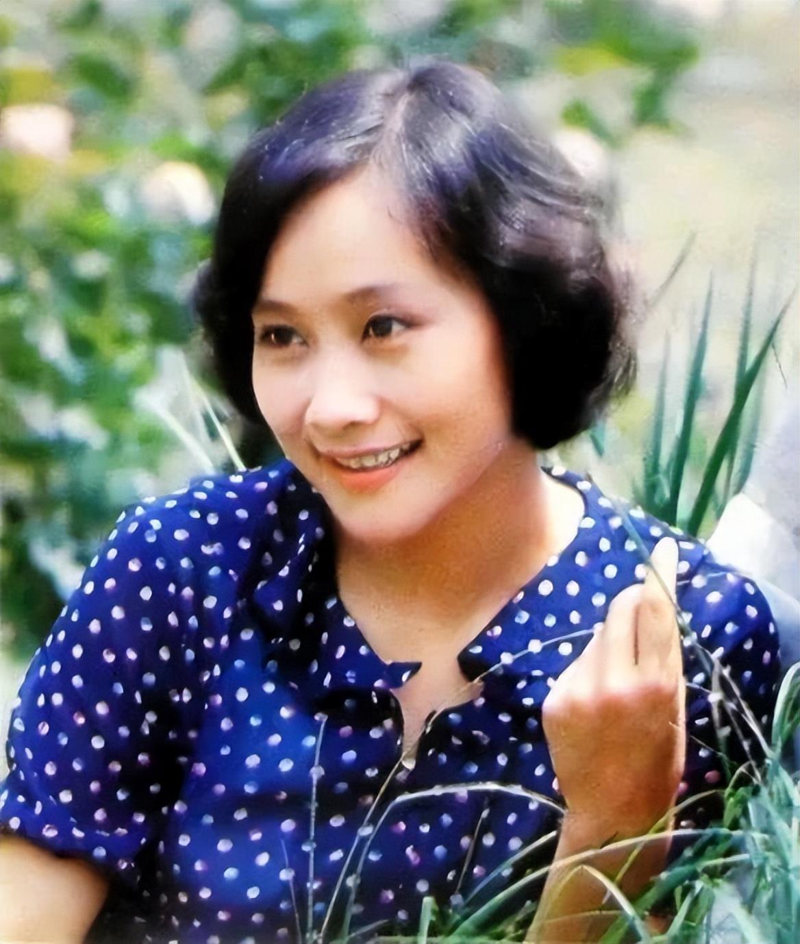 回顾演员黄梅莹命运坎坷嫁给金鑫后苦尽甘来恩爱38年生一子