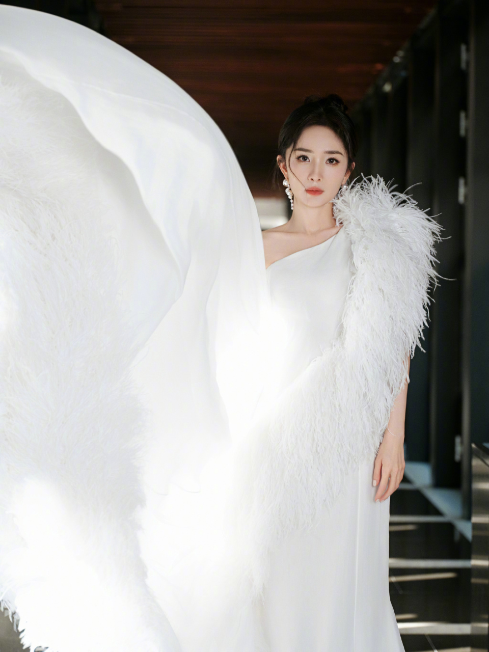 杨幂穿这一套高定礼服真的太美了,身材颜值都让人羡慕.