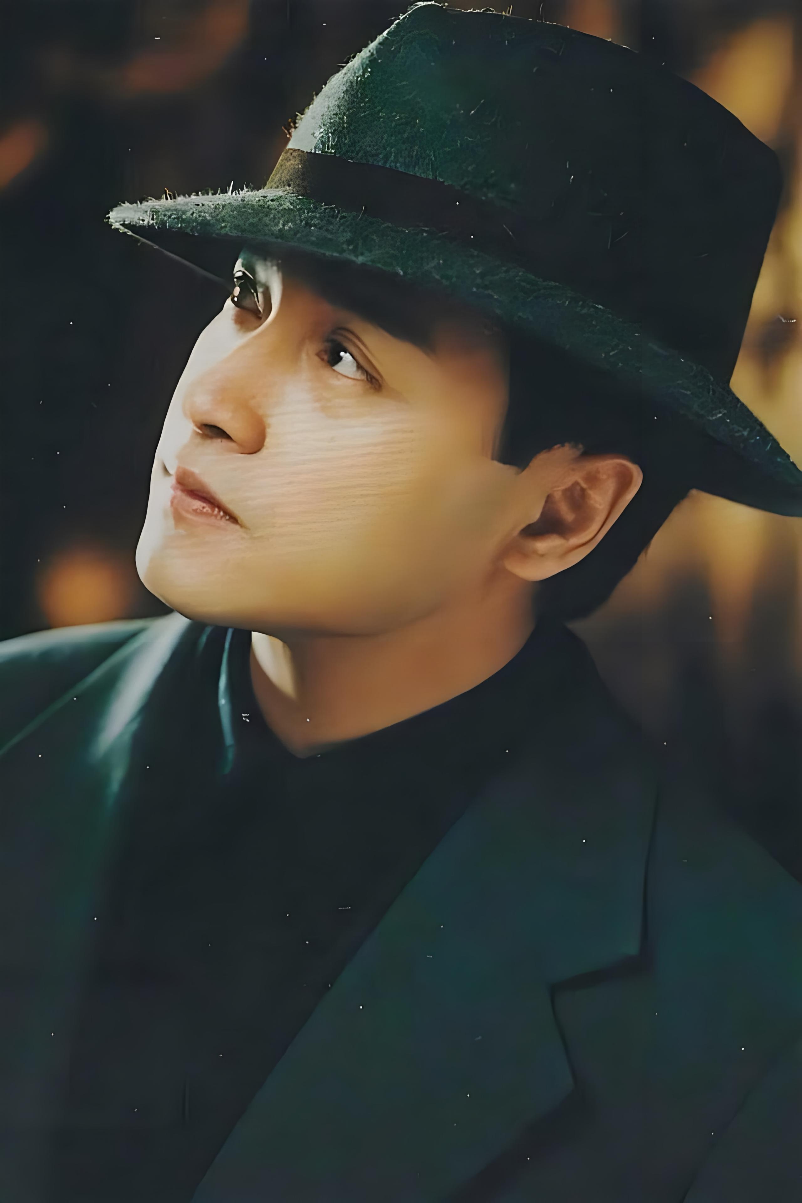 千人千面张国荣# 张国荣,这位璀璨的星辰,他的生平经历和演艺生涯