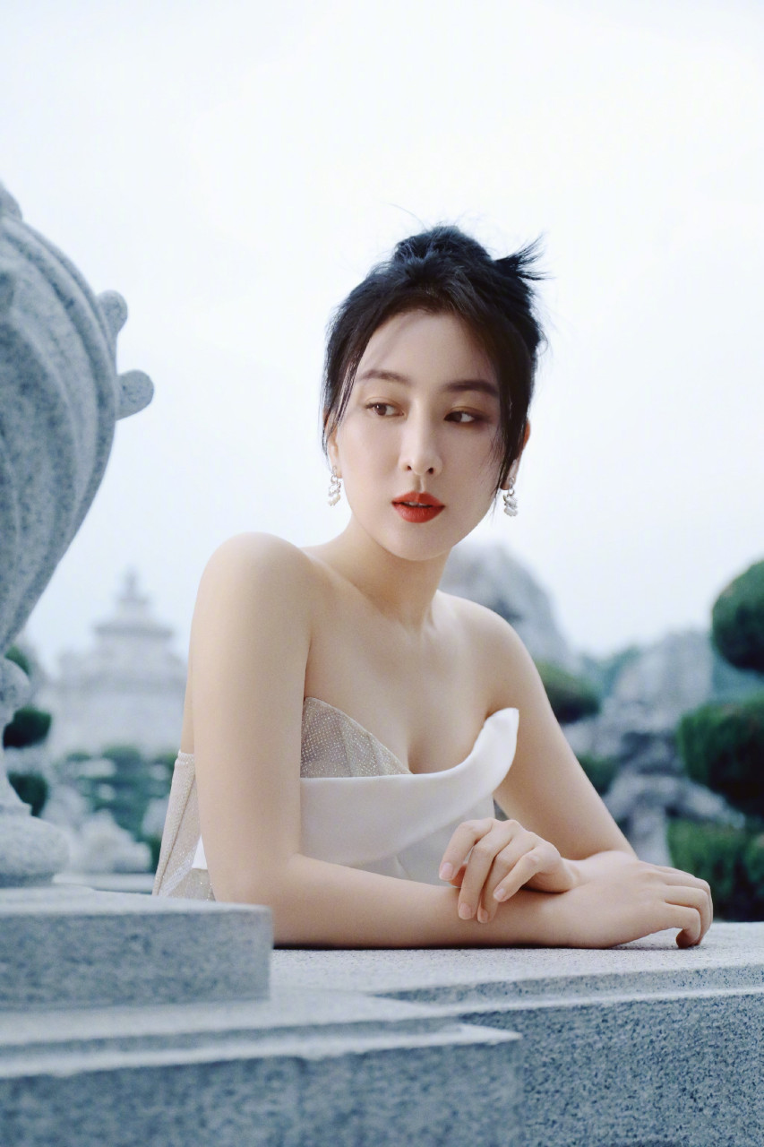 马苏:白色抹胸裙,迷人的马漂亮 #马苏