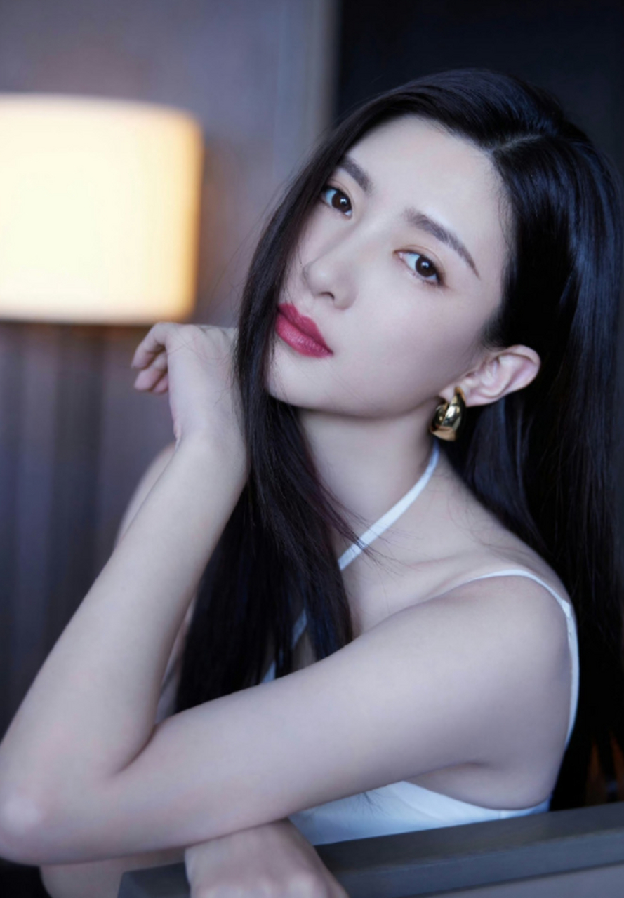 江疏影的白色吊带裙,绝了!