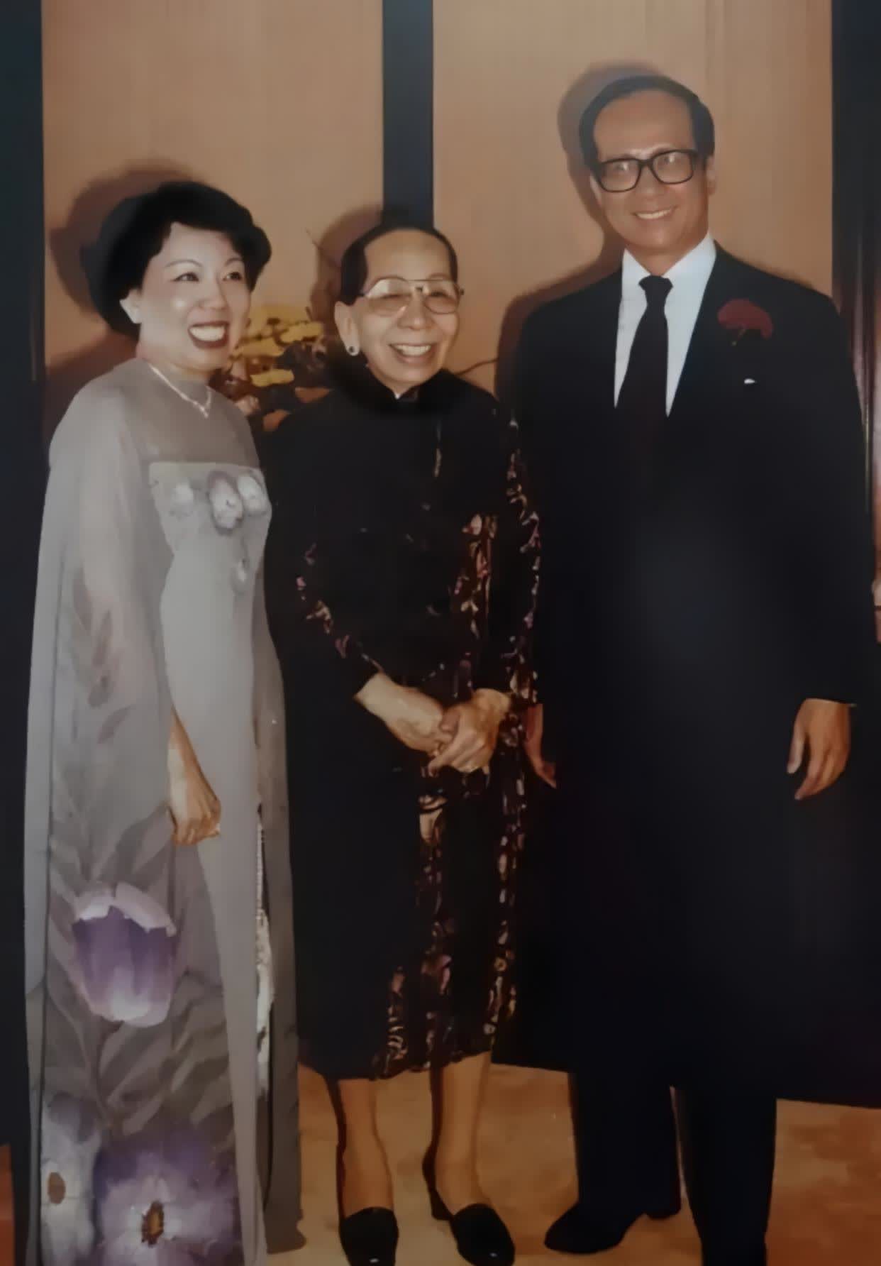 仔细观察发现,李嘉诚的妻子庄月明和庄碧琴不仅同姓,连面孔也非常