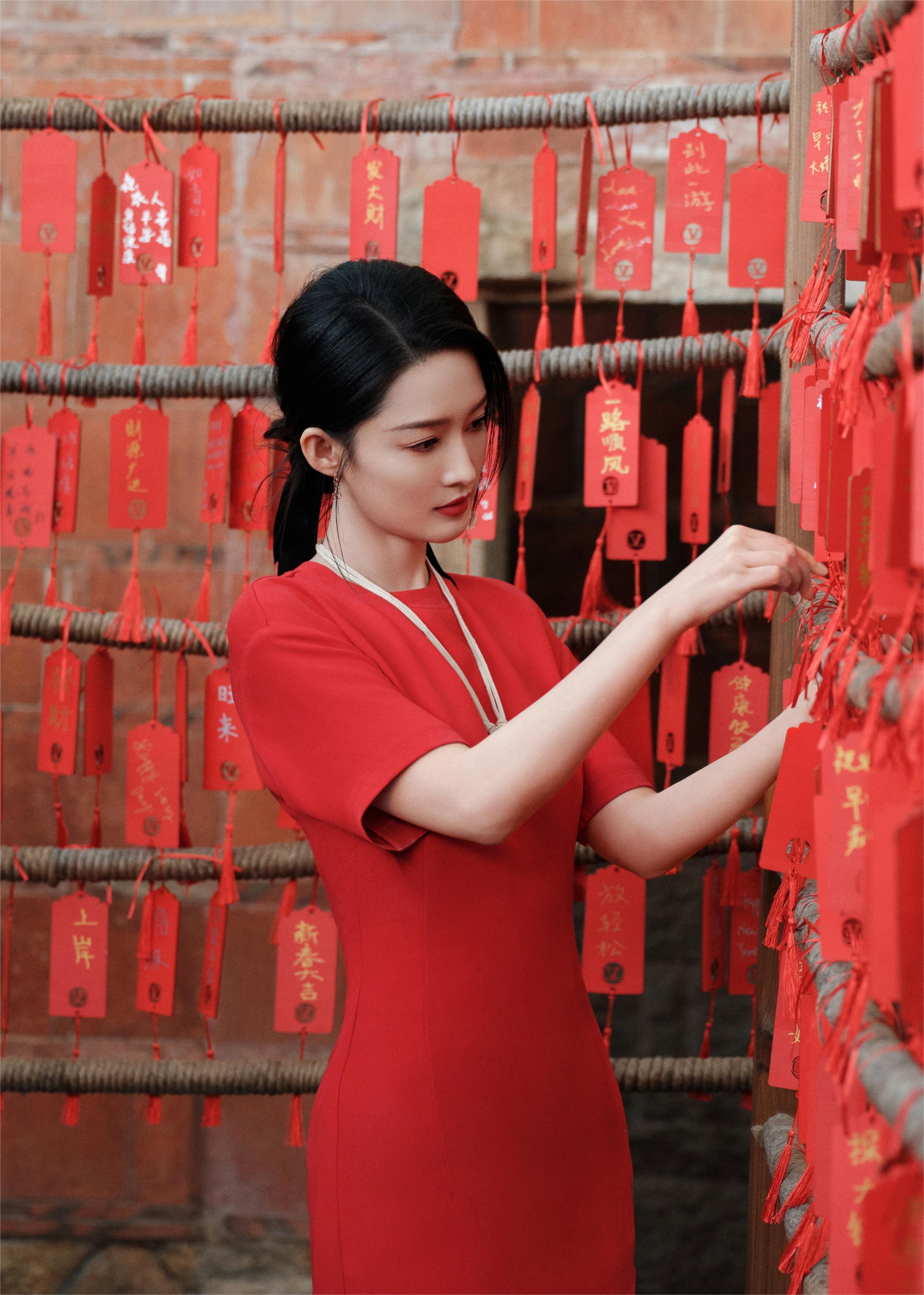 李沁身穿高开叉红裙一笑倾城,如诗如画,令人陶醉