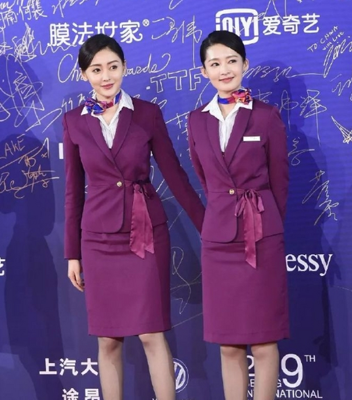 李沁张天爱制服旧照,美得百花齐放. 颜值气质身材都好好.