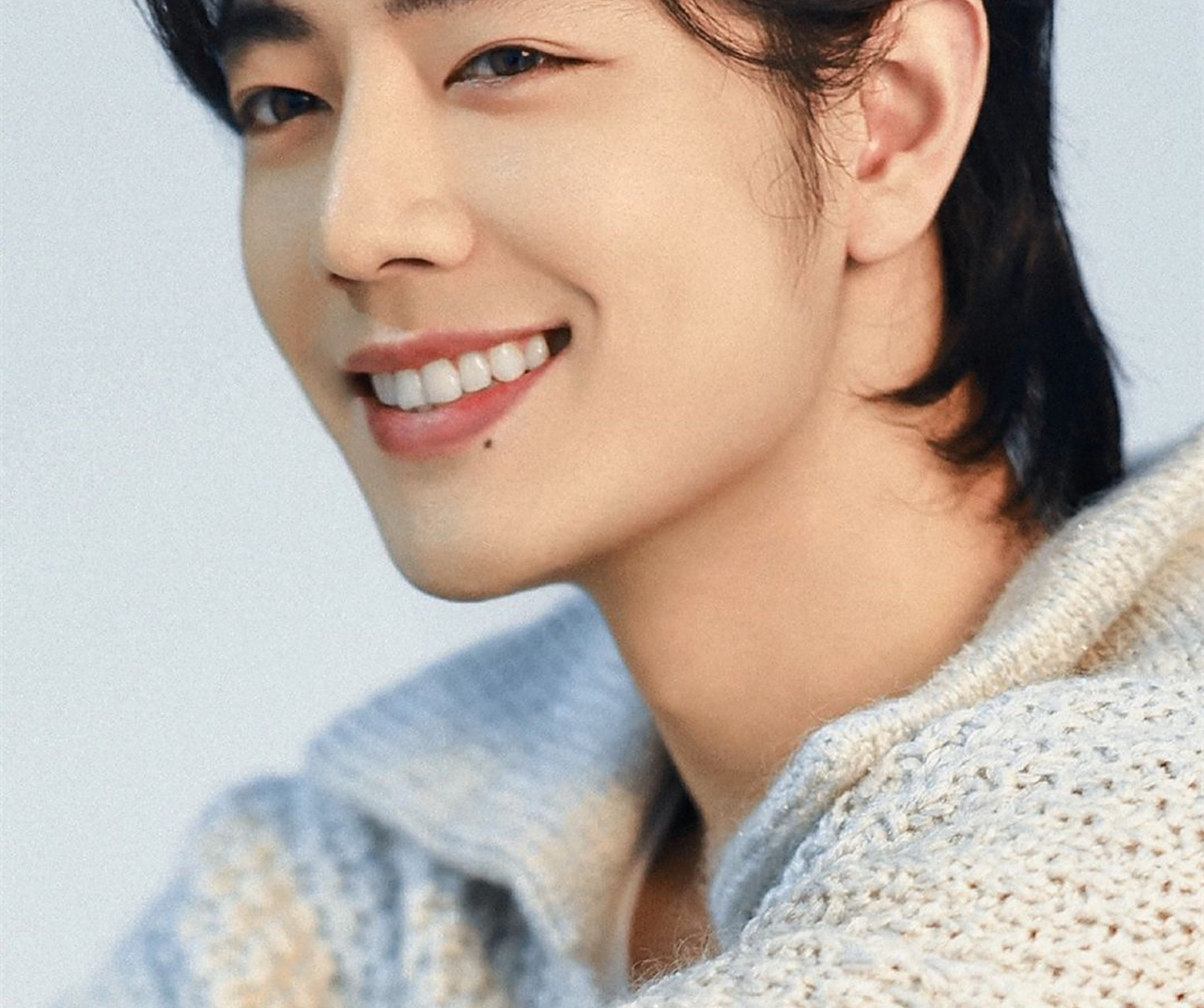 说到肖战,想到的就是他那治愈系的笑容,尤其是那标志性的兔牙,一笑