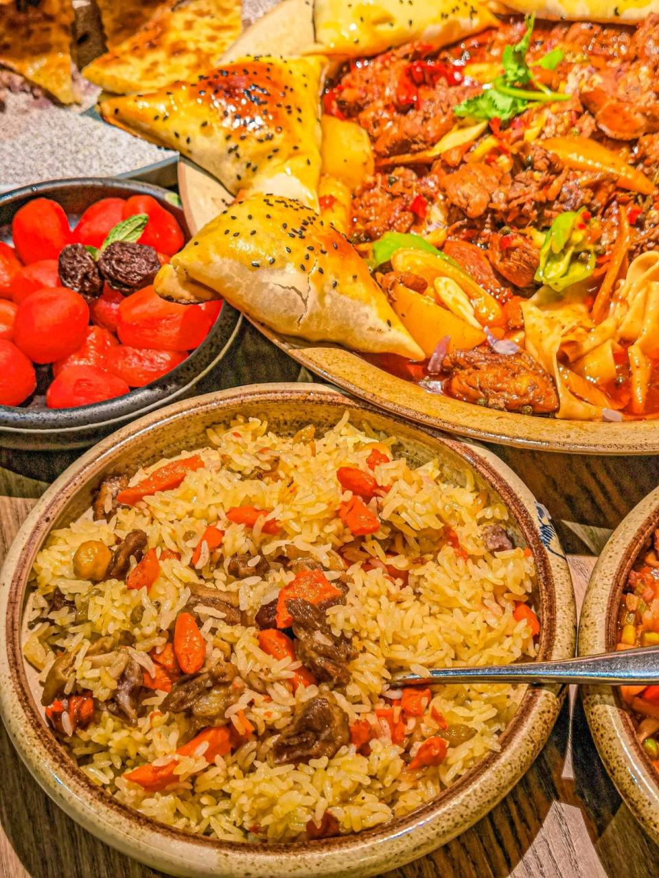 菜品分量足,味道也很正宗.装修风格很有氛围感,有点异域风情.