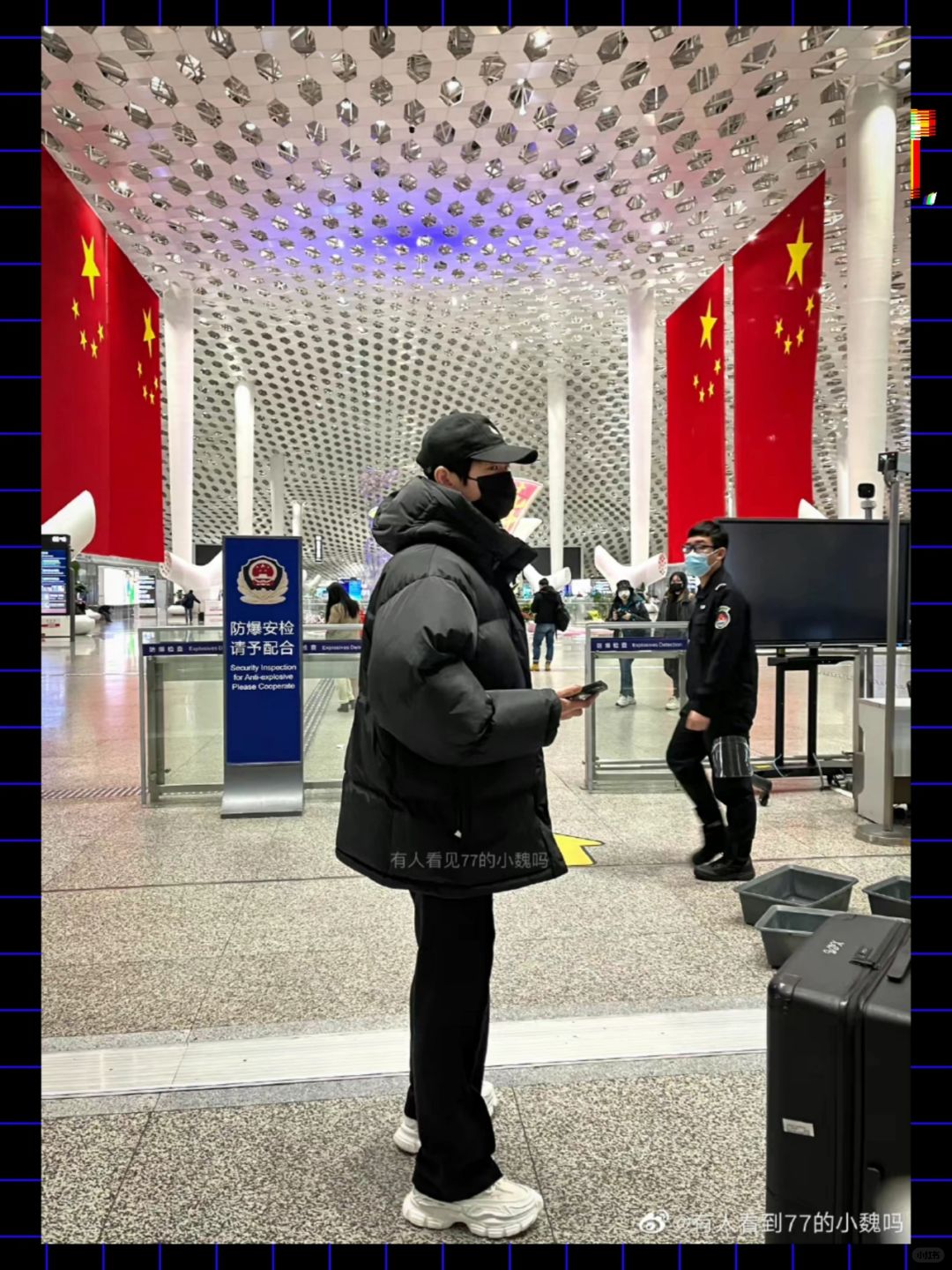 黑色羽绒服配上黑色休闲长裤和白色运动鞋,简约的黑白搭配,日常又实用