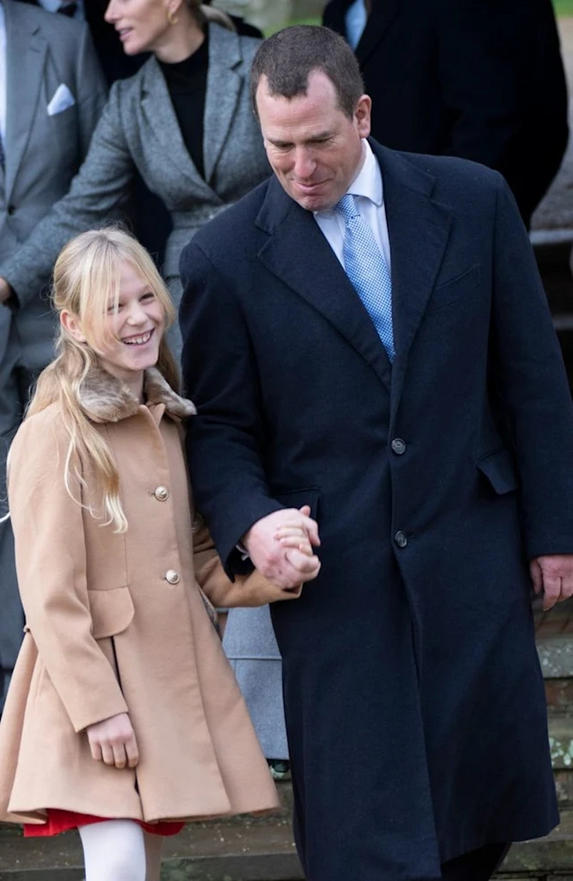 她是安妮公主的五个孙辈之一,在英国王位继承顺位中排第 20.