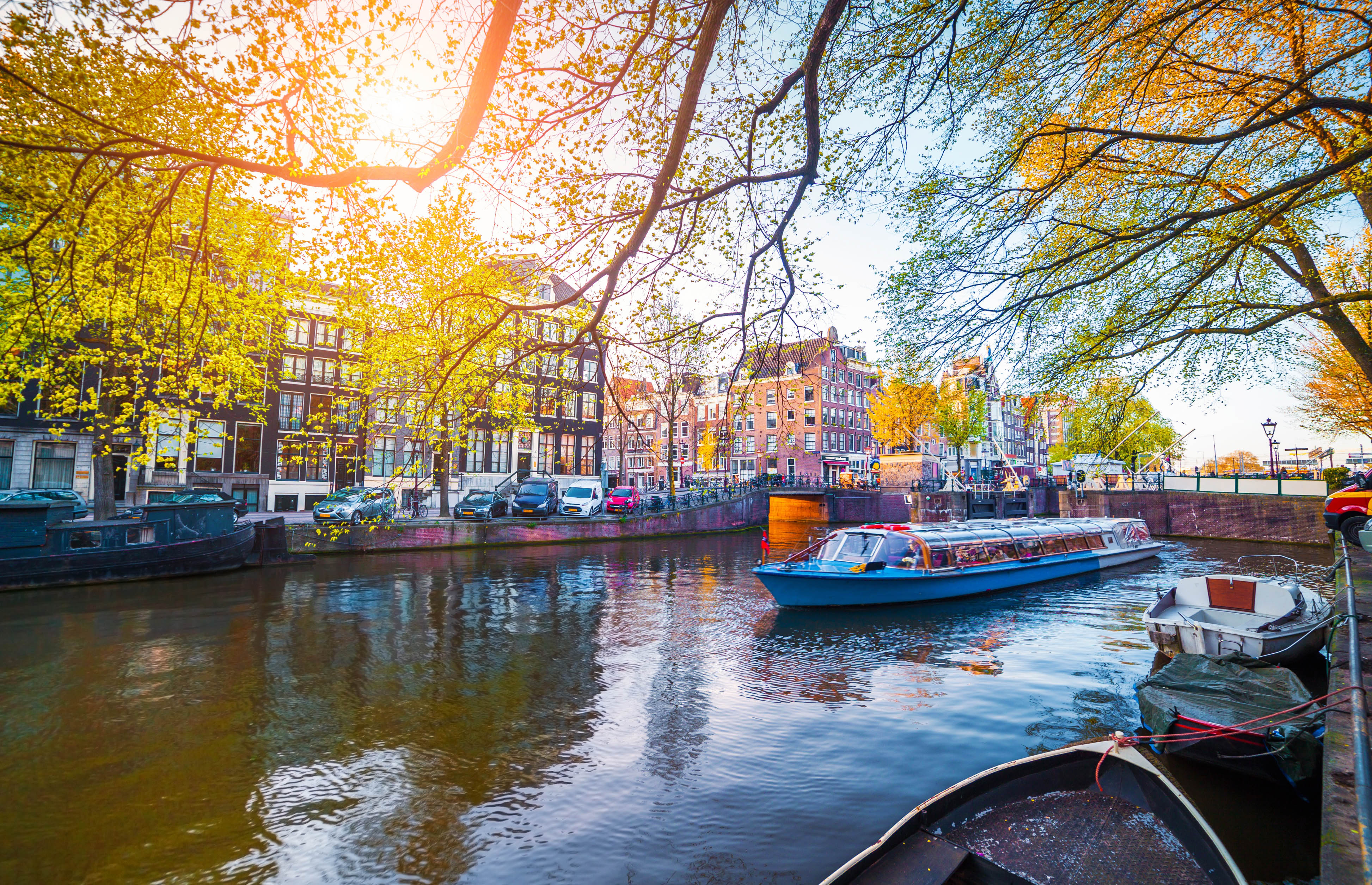 阿姆斯特丹是荷兰的首都和最大城市,是世界最具吸引力的旅游目档刎