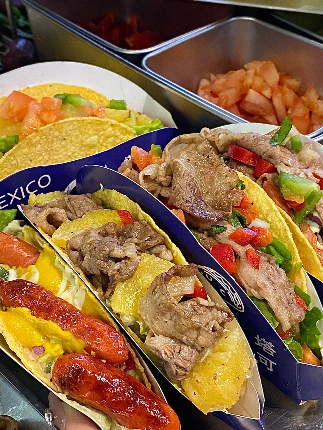 终于也有自助烤肉taco了 酥脆的饼皮上放入洋葱青椒西红柿 再将烤得