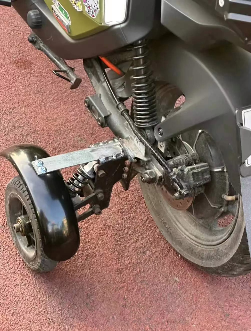 有了这辅助轮,我骑电动车就不怕摔跤了!