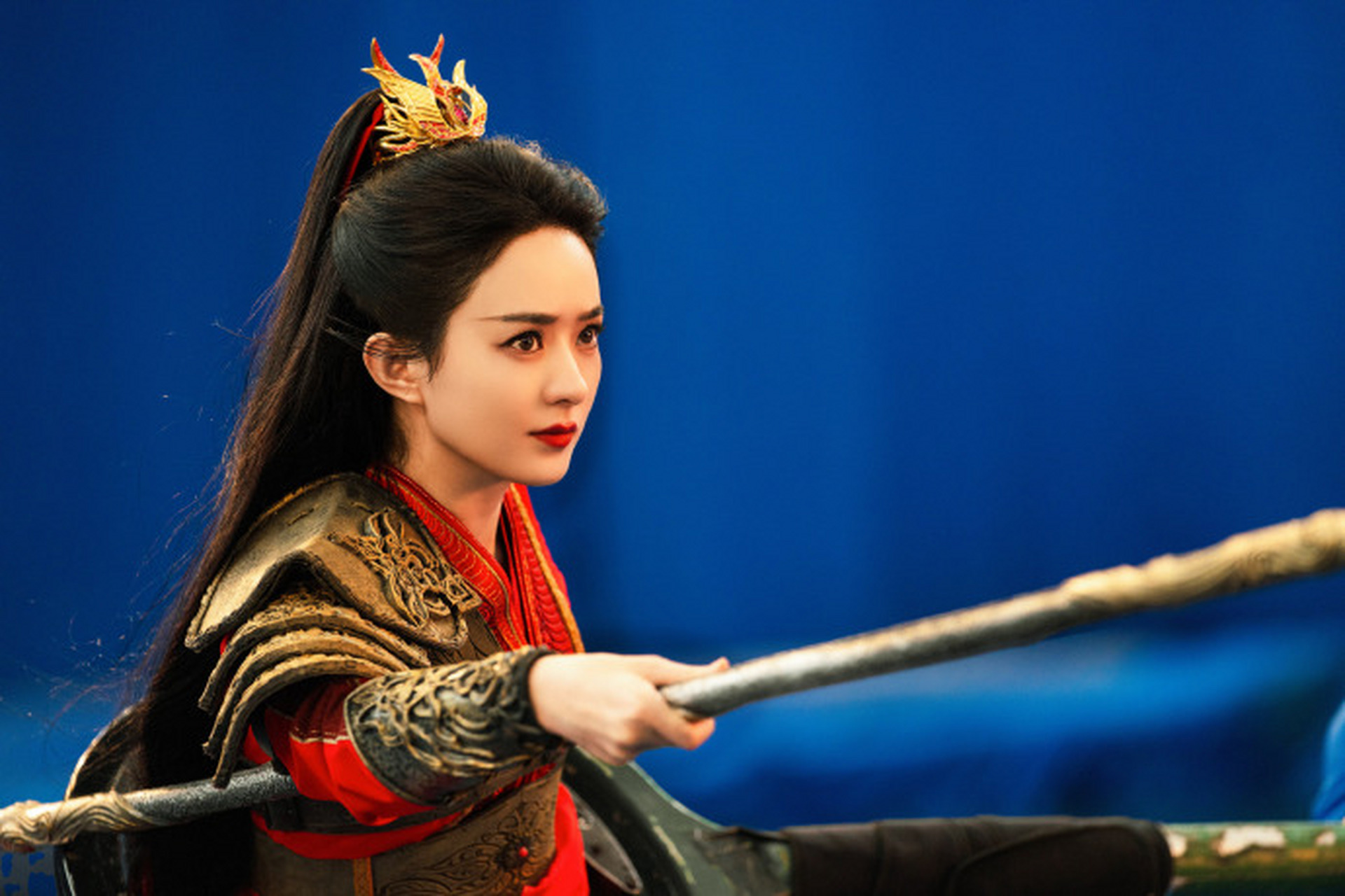 赵丽颖 铁甲金戈战意浓,红衣如火映苍穹.
