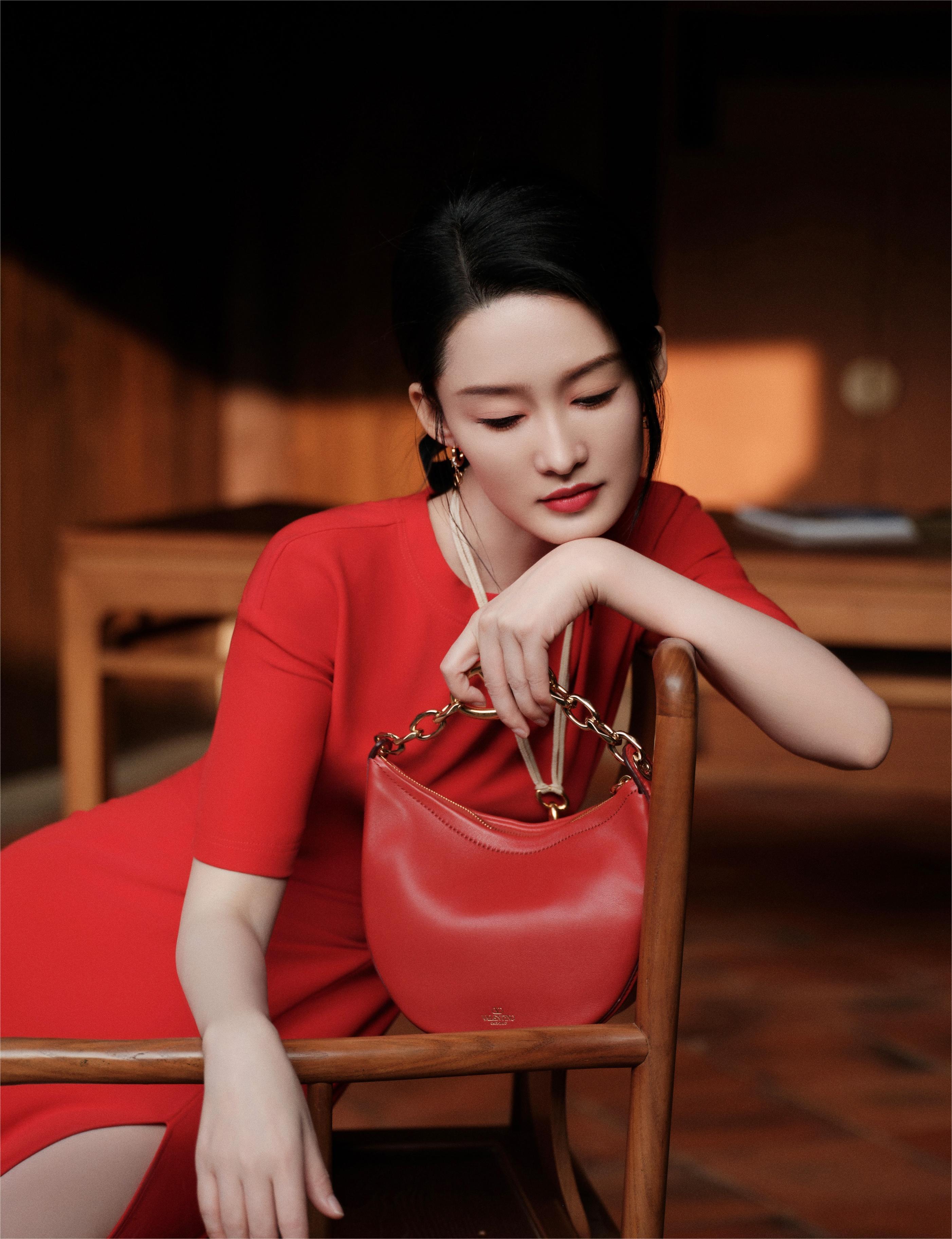 李沁身穿高开叉红裙一笑倾城,如诗如画,令人陶醉