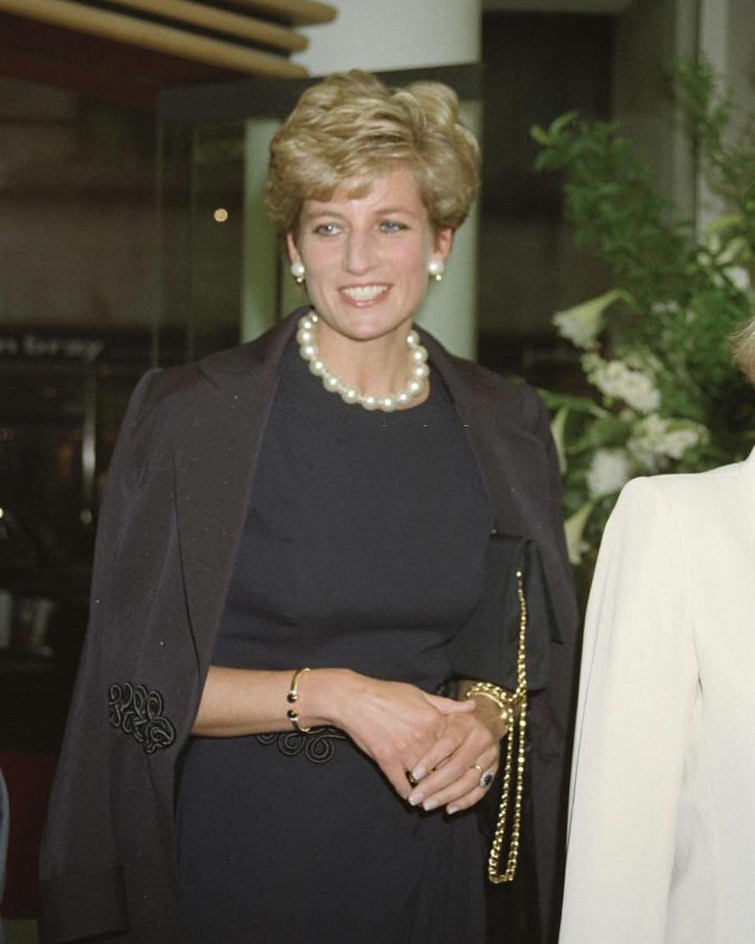 戴安娜的珍珠项链是真的很华丽啊,大颗的珍珠串成珠串,搭配黑裙子简直