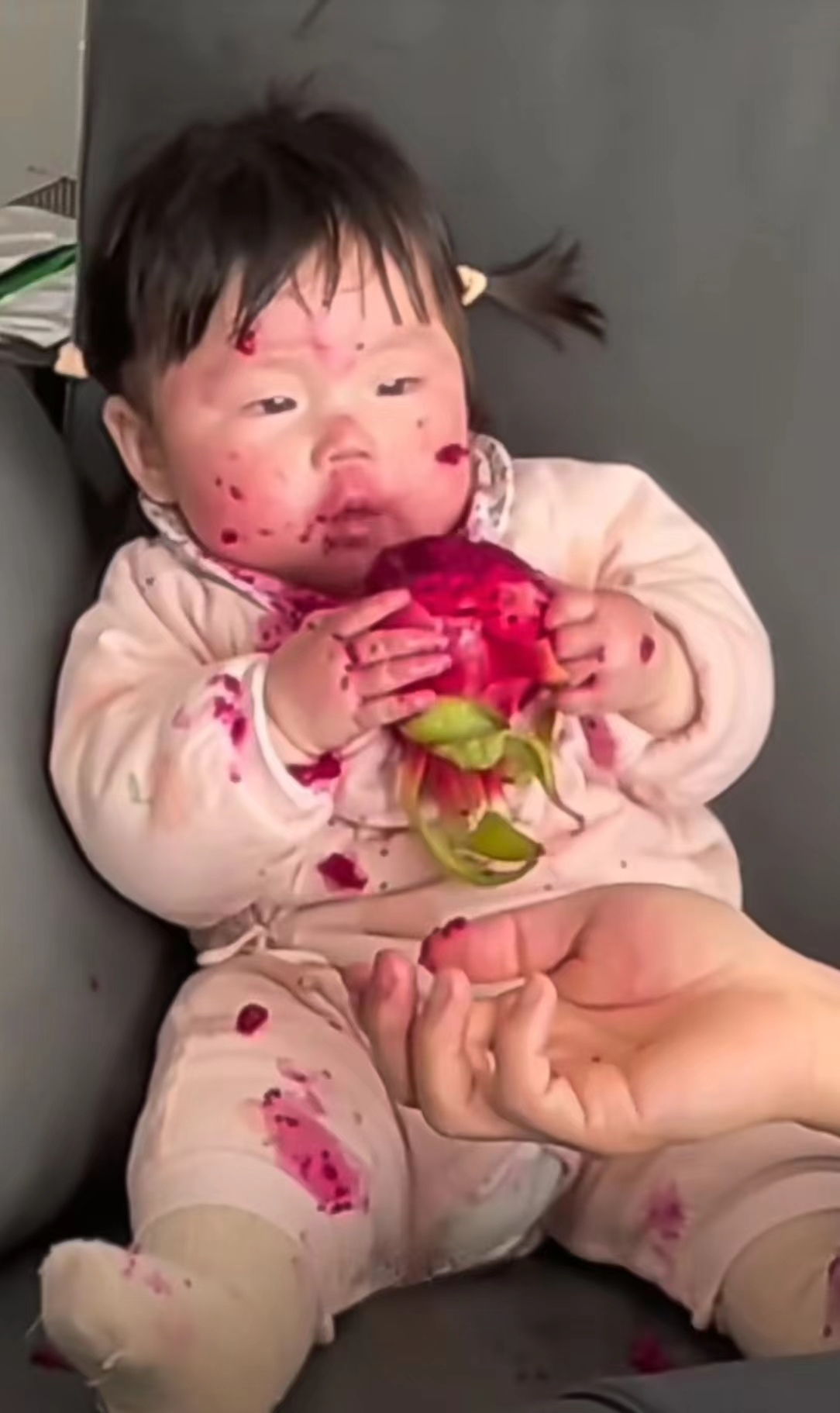 爸爸一心二用带娃,一个水果吃的欢,一个手机玩的