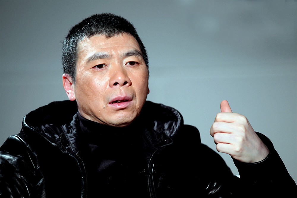 冯小刚辟谣病危移民传闻,坦言好友深信不疑,坚称身体无恙