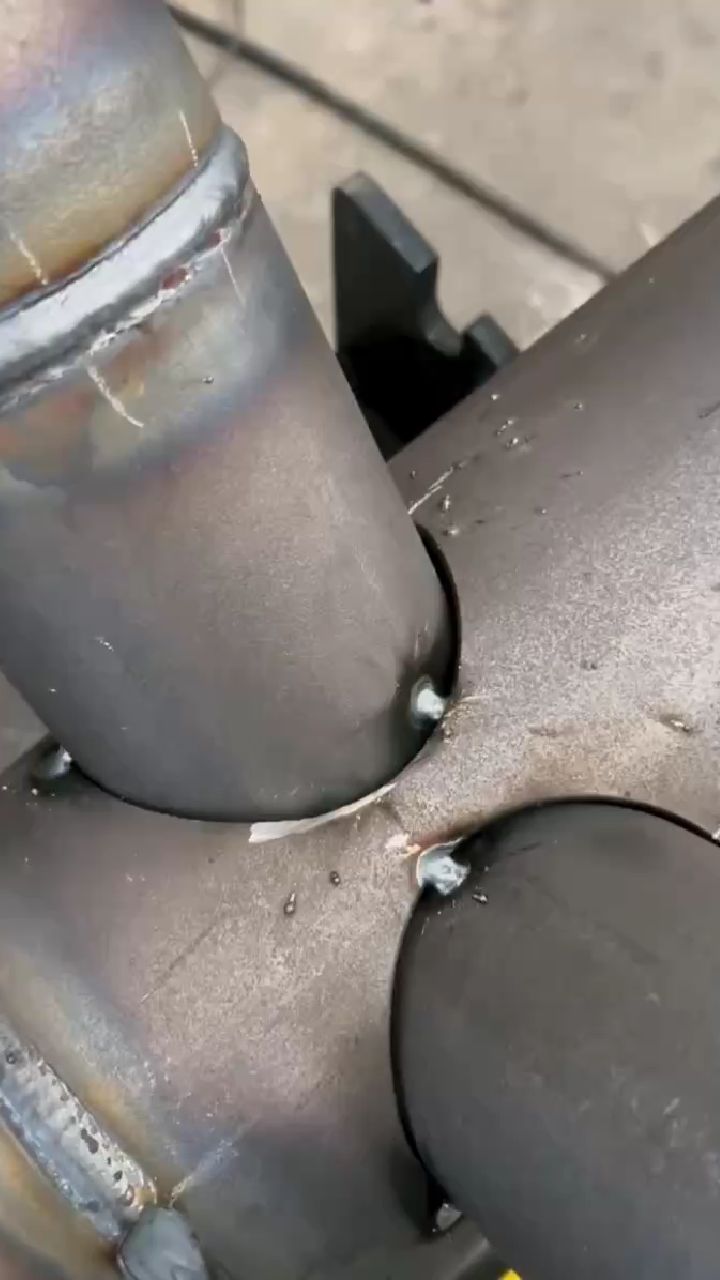 这就是自动化焊接机器人的效率, 焊出的焊缝真的是太漂亮了 .