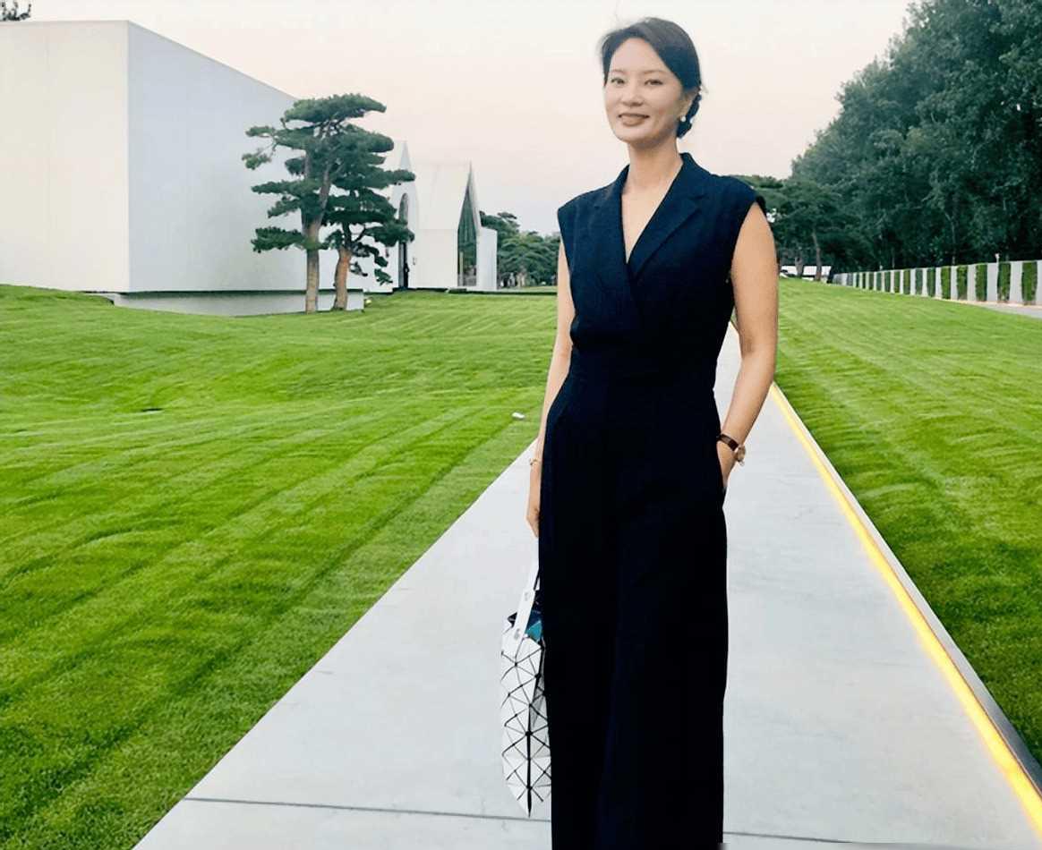 电视女神刘芳菲近况曝光!村姑打扮仍显贵妇气质,47岁单身引热