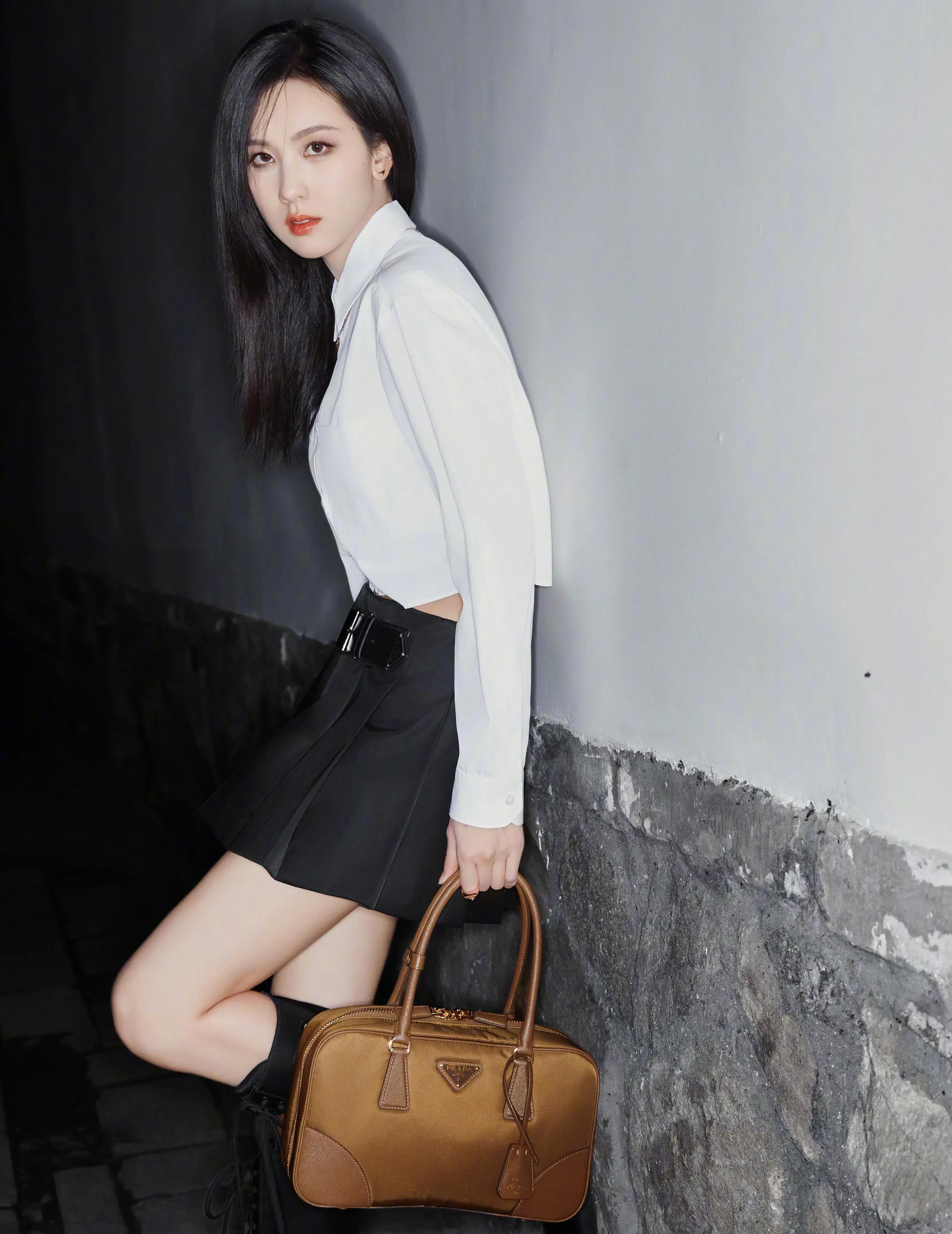 陈都灵白衬衫超短裙,不愧是电影一番出道,气场好绝!