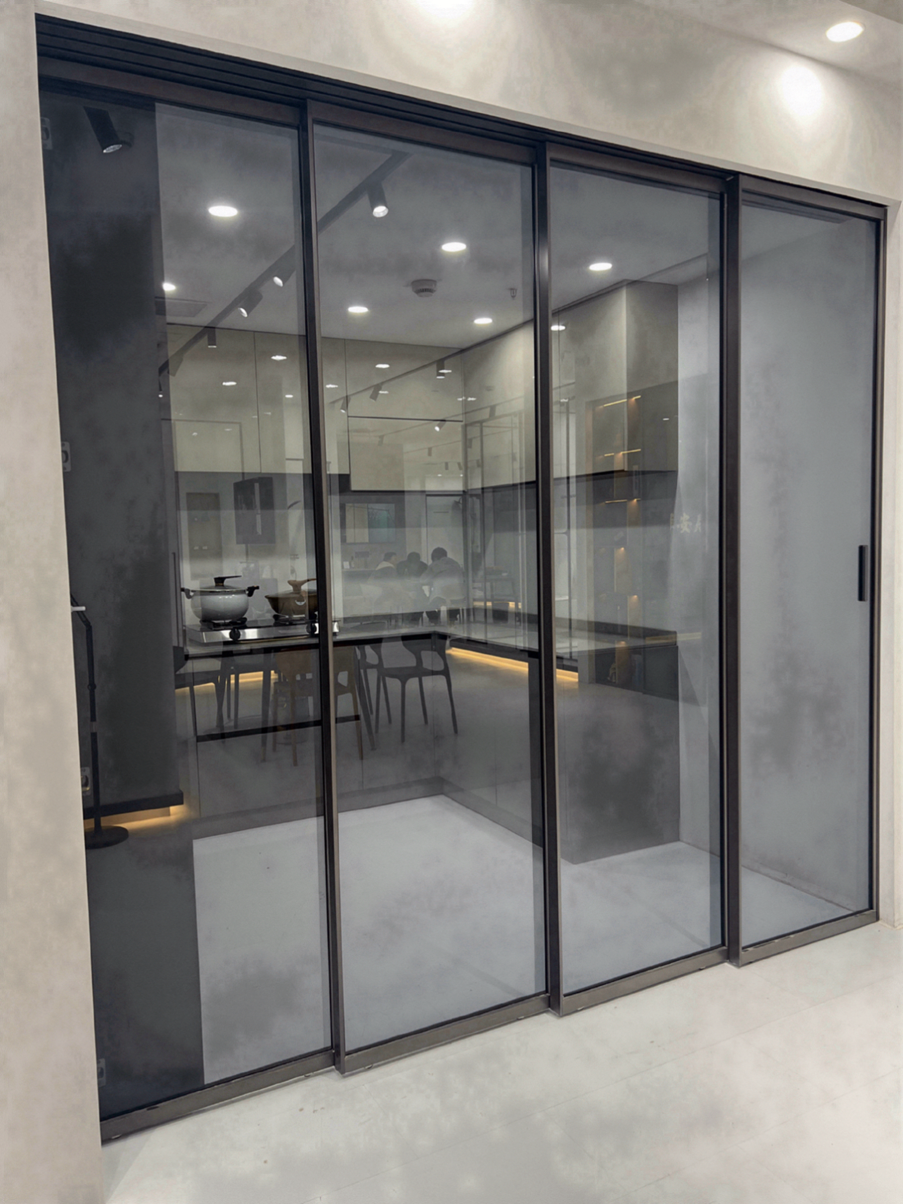 厨房隐藏式推拉门是一种美观实用的设计