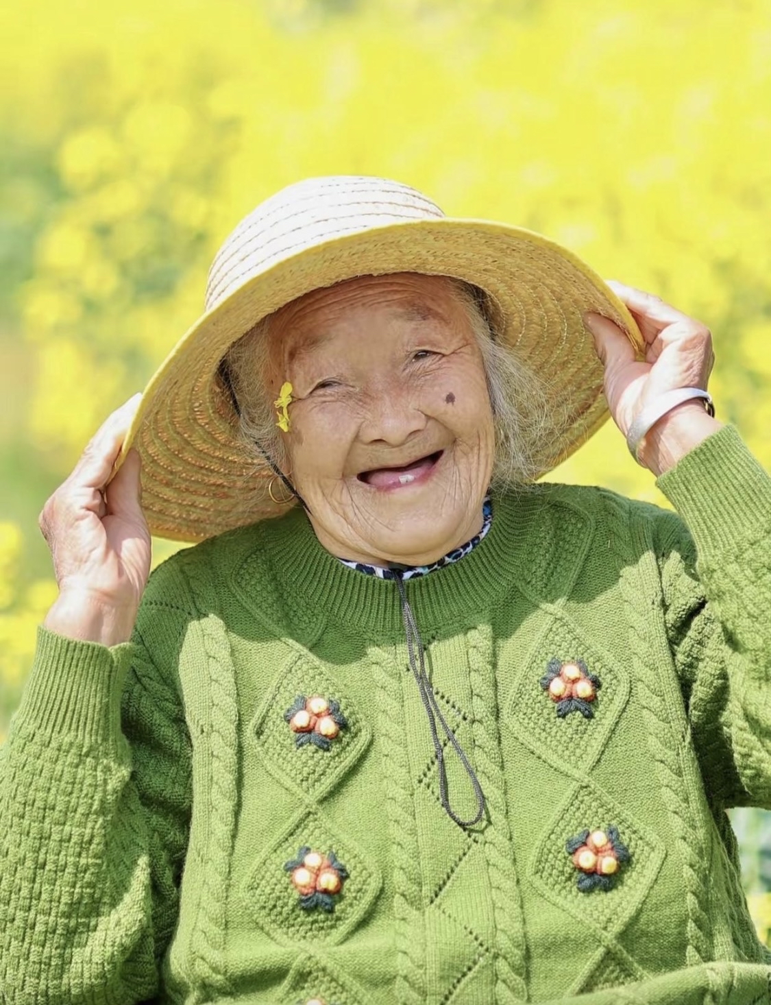 奶奶比油菜花还靓哦,慈祥的老人如春花般灿烂!
