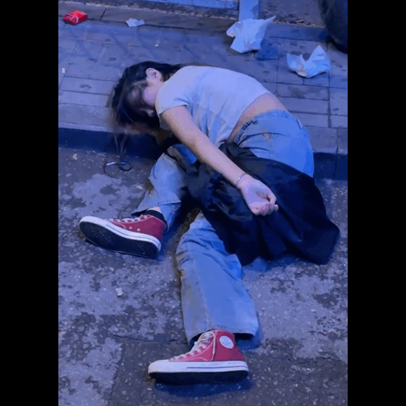 纪实女子喝醉变死鱼倒在路边被围观市民不影响要彩礼