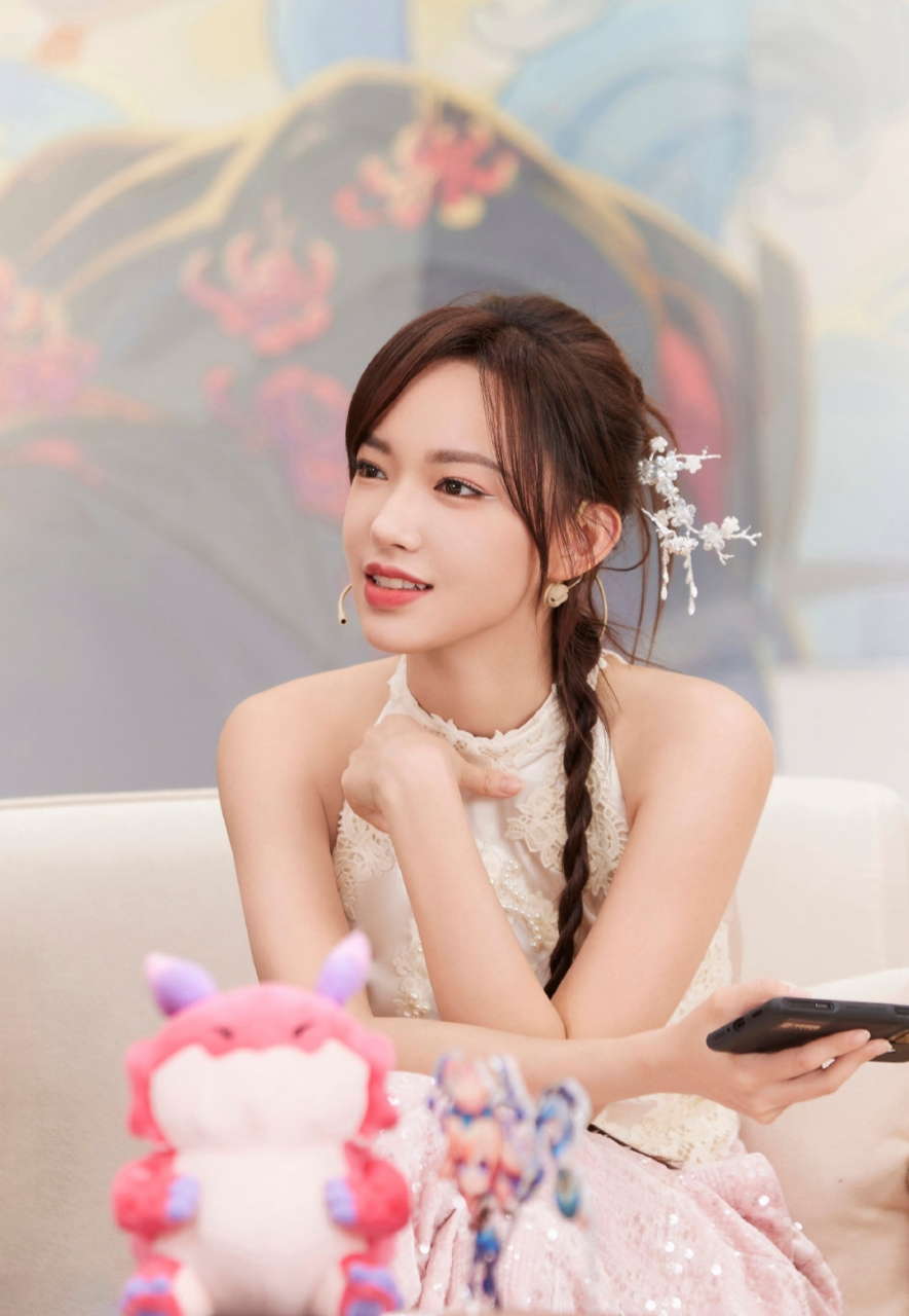 程潇新中式妆造,这次的造型很可以.