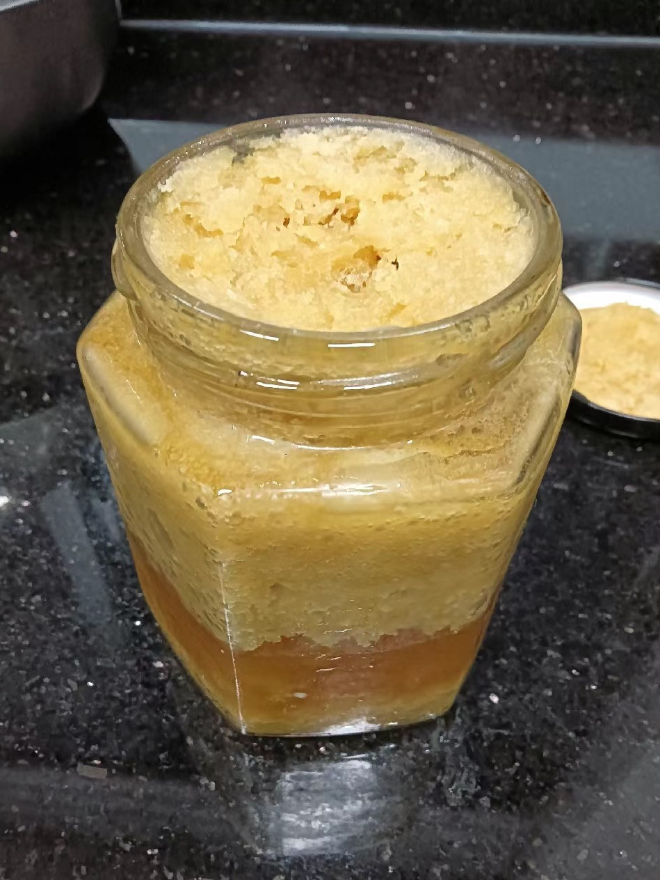 蜂蜜时间长会不会变质能吃吗?(蜂蜜时间长还能喝吗?它会过期吗?)