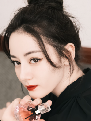 当女明星遇上烟熏妆,杨幂热巴美貌依旧,赵露思被嘲"甜不辣"