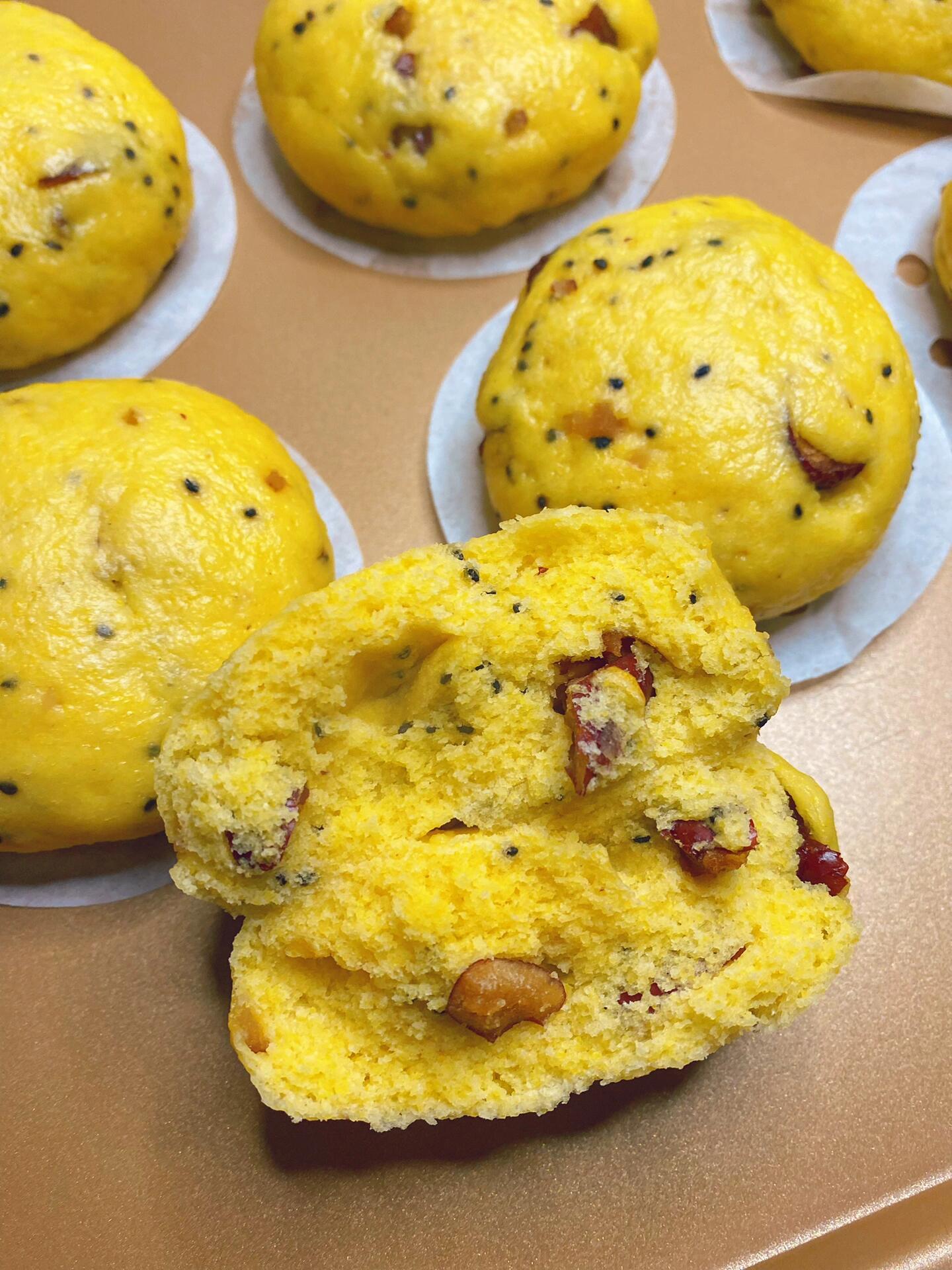 黑芝麻红枣玉米面饼 原材料:玉米面200克,面粉150克,开水130克,(鸡蛋