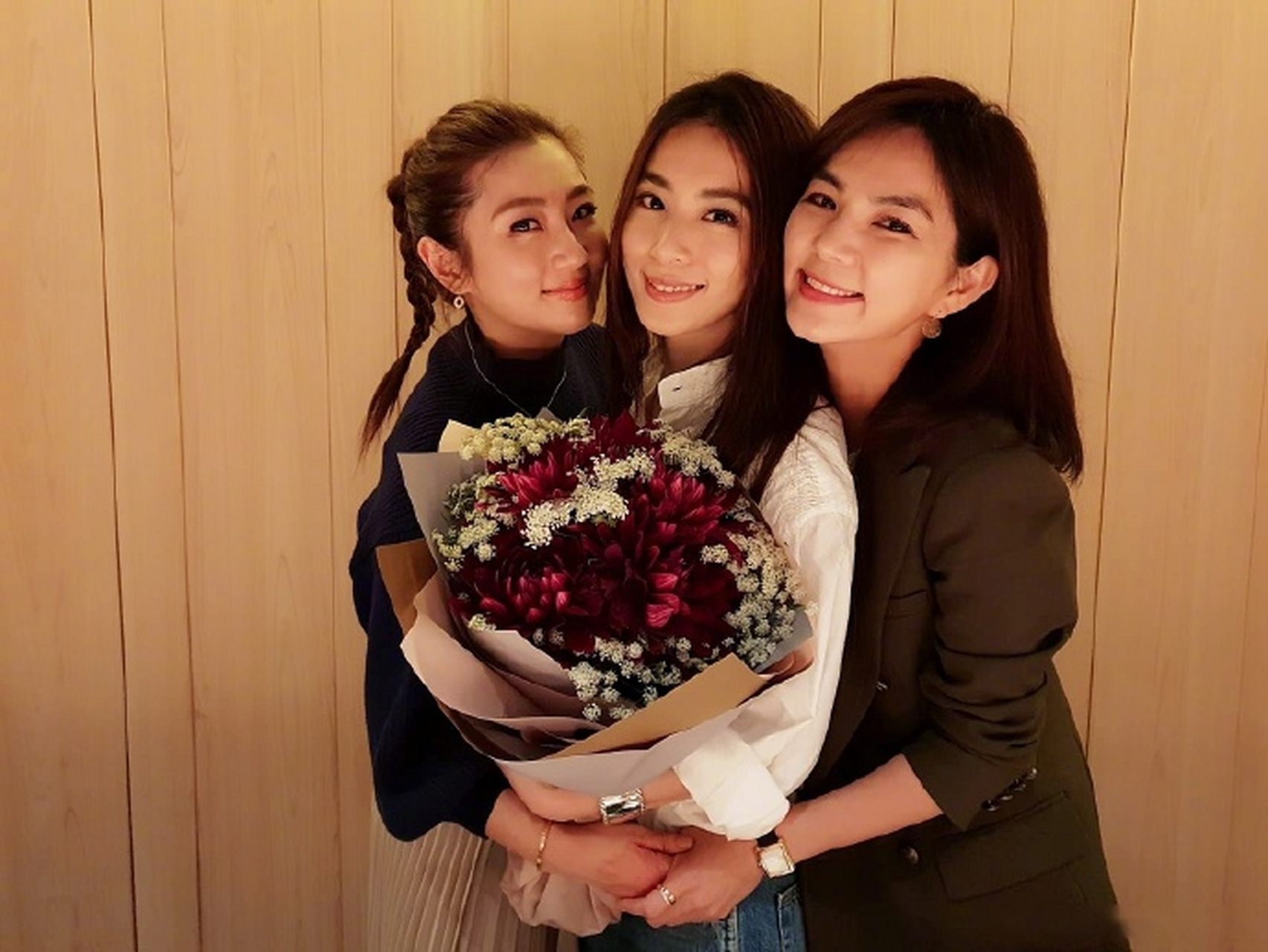 3月30日是田馥甄的41岁生日,她在社交媒体晒出一张樱花照和she的大