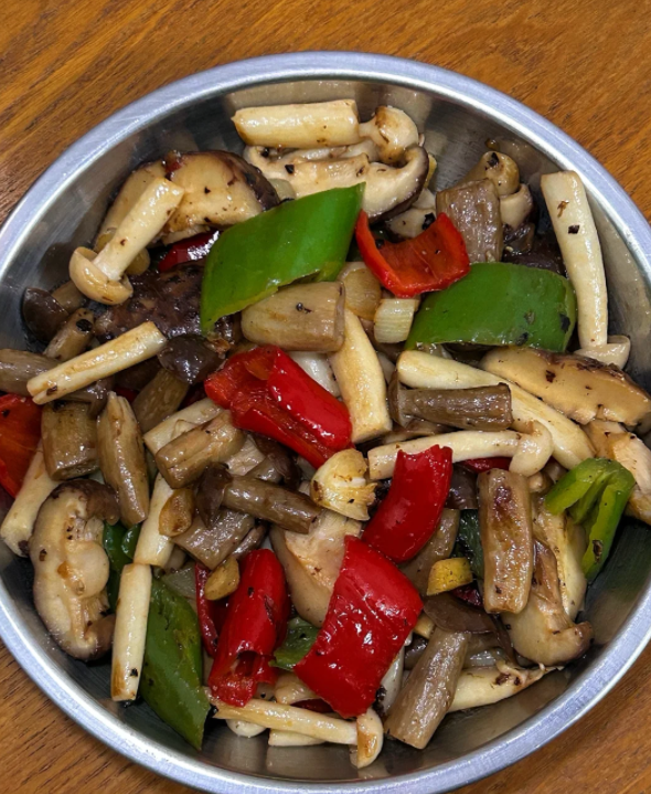 五彩缤纷的健康选择:双椒炒蘑菇,鲜美与营养的完美搭配